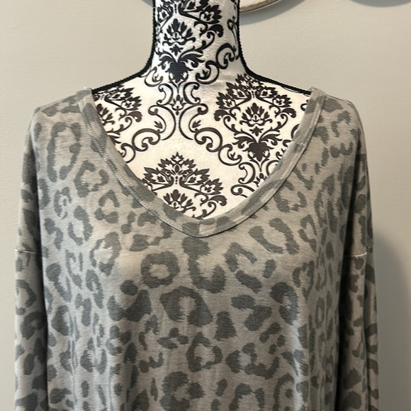 NWOT. Woman’s v-neck dolman sleeve t-shirt in grey predator print pattern. - Picture 3 of 9